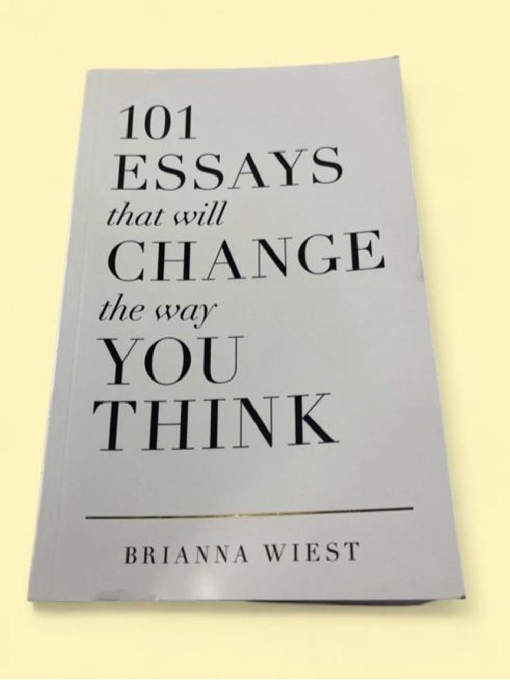 101 Essays That Will Change the Way You Think - White Paperback
